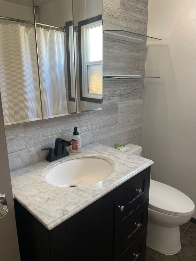 Building Photo - Updated 3 Bedroom 1 Bath home of Rent!! *P...