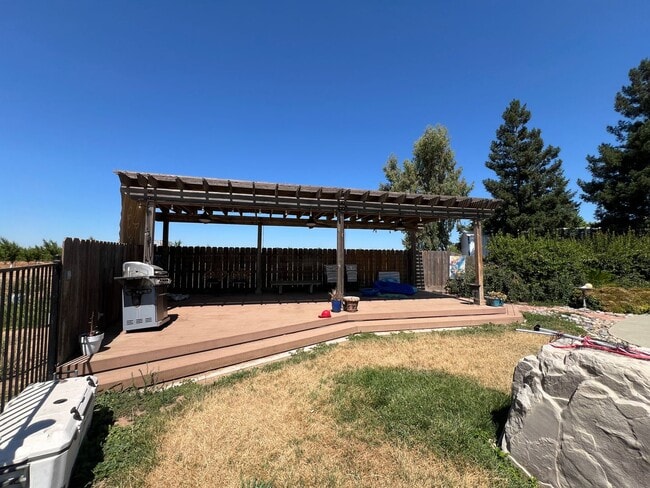 Building Photo - Stunning Country property in Oakdale!