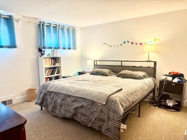 Building Photo - 366 Main St