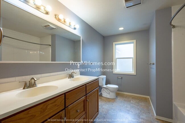 Building Photo - Rare Find - 3 Bedroom in Cully w/ Rentable...
