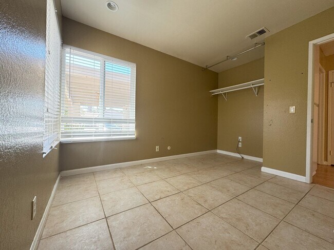 Building Photo - Move in Special-Mira Mesa three bedroom home with yard!