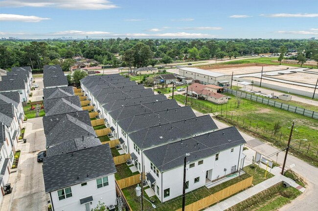 Building Photo - 5630 Balbo St