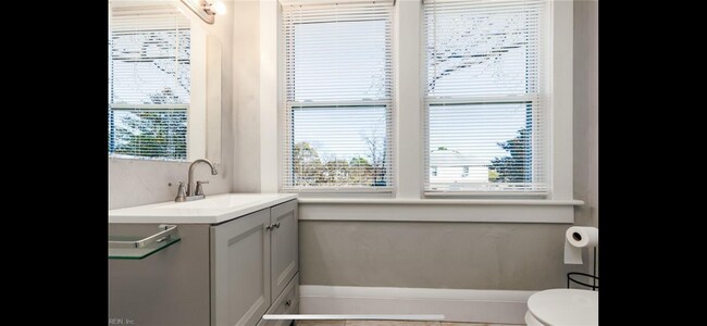 Master bathroom (updated) - 3436 Chesapeake Blvd