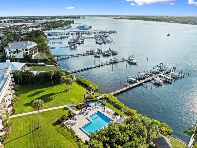 Building Photo - 625 NW North River Dr