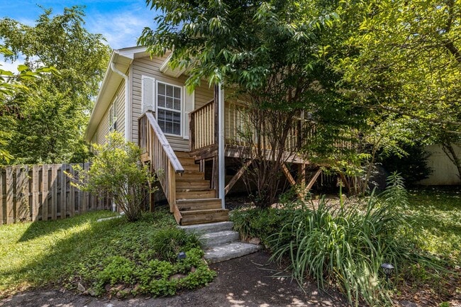 Building Photo - 3-Bedroom Home in West Asheville with Fenc...