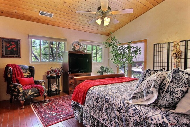 Building Photo - 1854 Griegos Rd NW