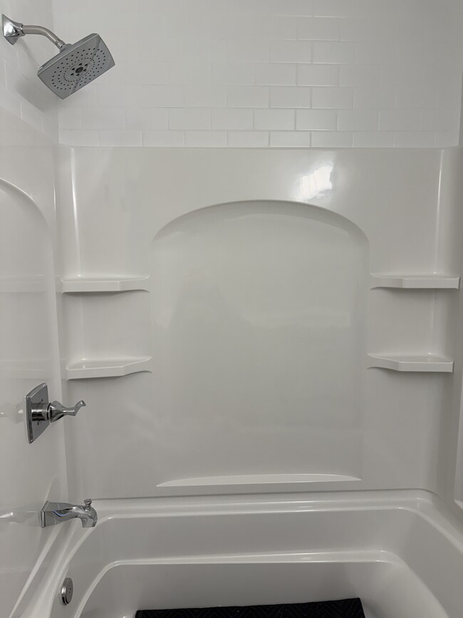 Main Bath - 460 Eastbrooke Ln