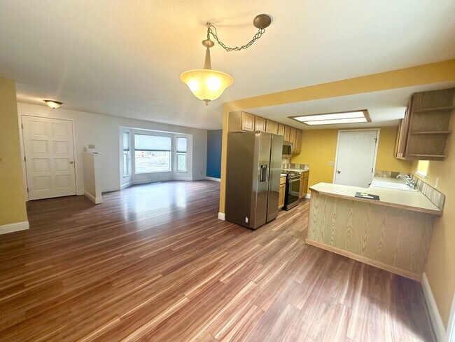 Building Photo - Enjoy the foothill views from your backyard!