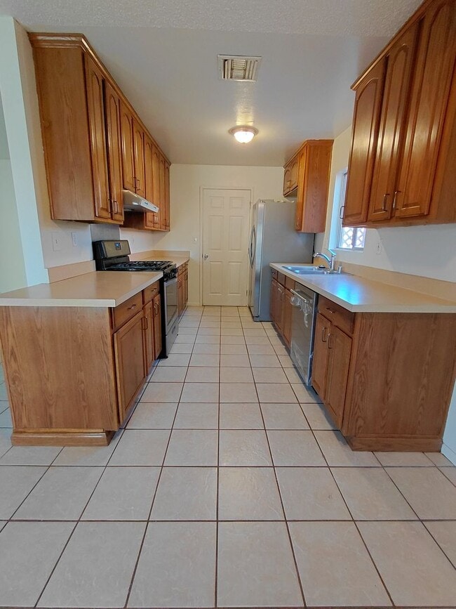 Building Photo - Spacious 3-Bedroom Home