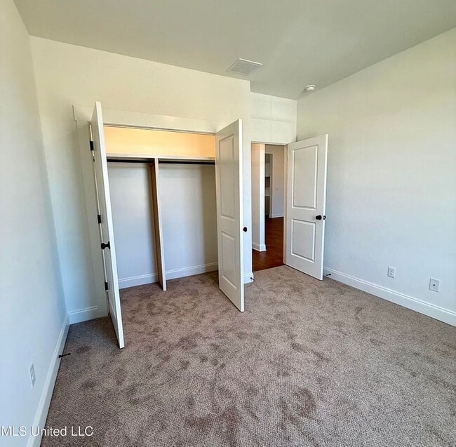 Building Photo - 607 Sunflower St