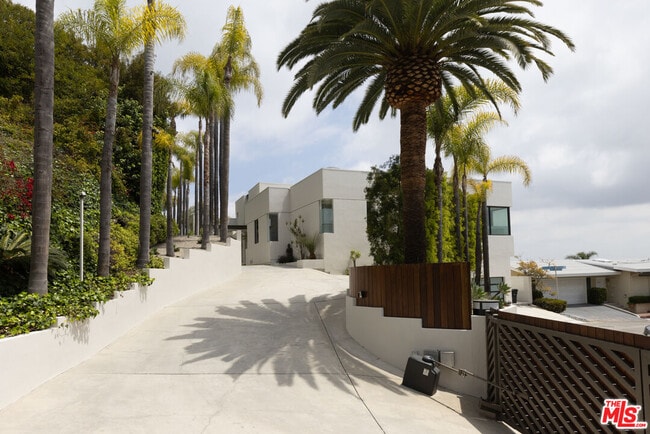 Building Photo - 9405 Sierra Mar Pl
