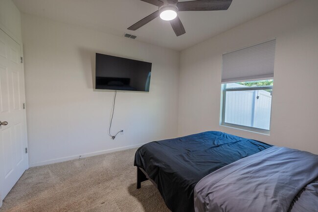 Building Photo - 2402 SE Gillette Ave