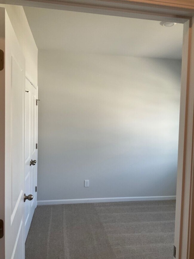 Building Photo - Welcome to this stunning townhouse in Leland, NC!