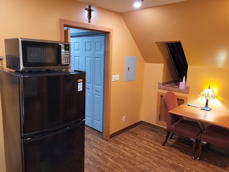 Building Photo - 555 School House Rd