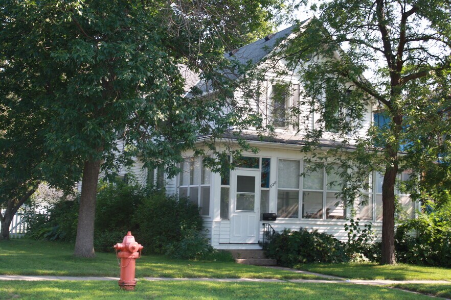 Building Photo - 628 W 10th St