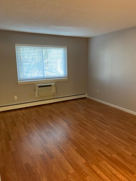 Building Photo - 83 Woodland Dr