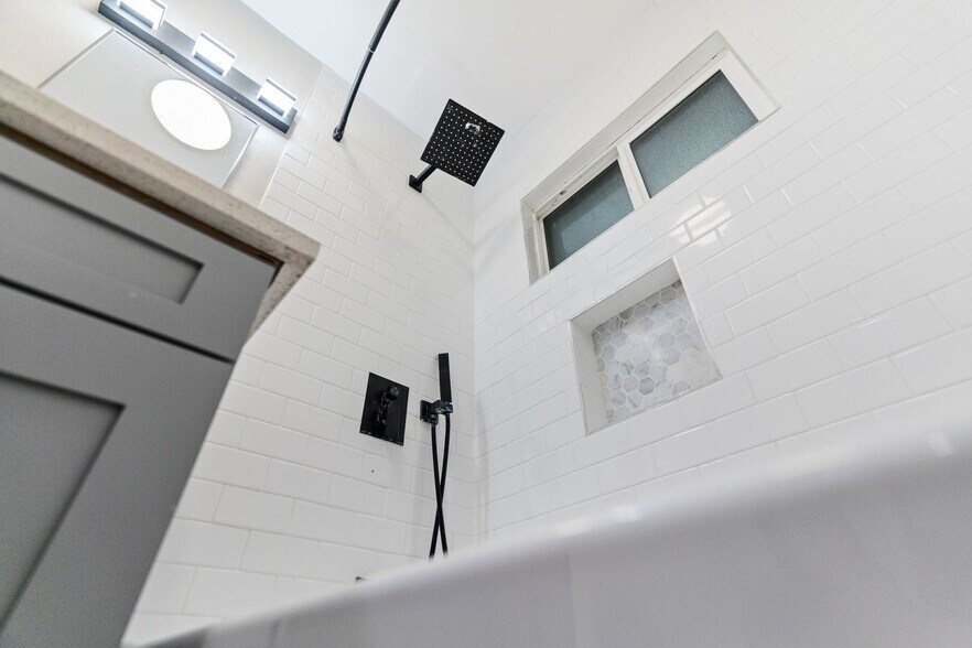 Building Photo - 113 S Lillie Ave