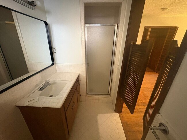 Building Photo - IMMEDIATE MOVE IN! Charming Vintage Sacramento 3 Bed / 1.5 Bath Home with Large Private Yard