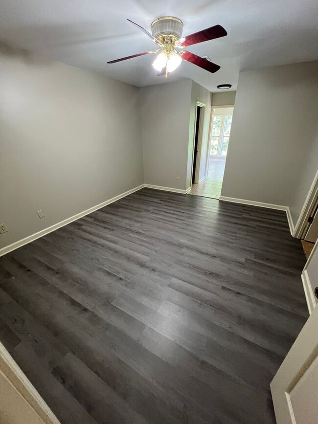 Building Photo - 3 bed 2.5 bath house with multiple bonus rooms!