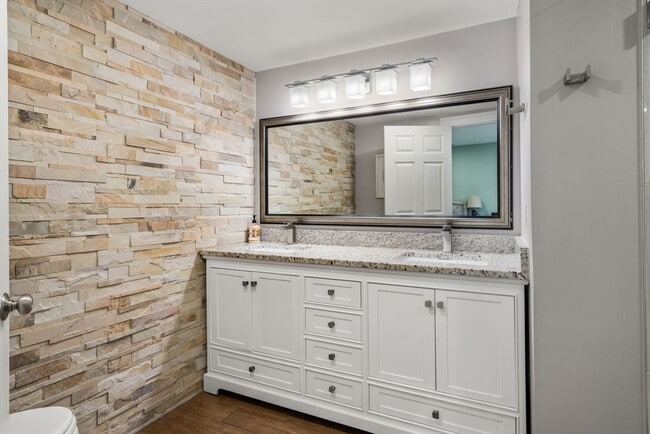 Building Photo - 63 Pine St