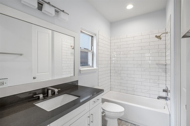 Building Photo - 2324 Camden Dr