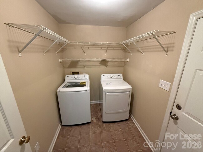 Building Photo - 9423 Fairmead Dr