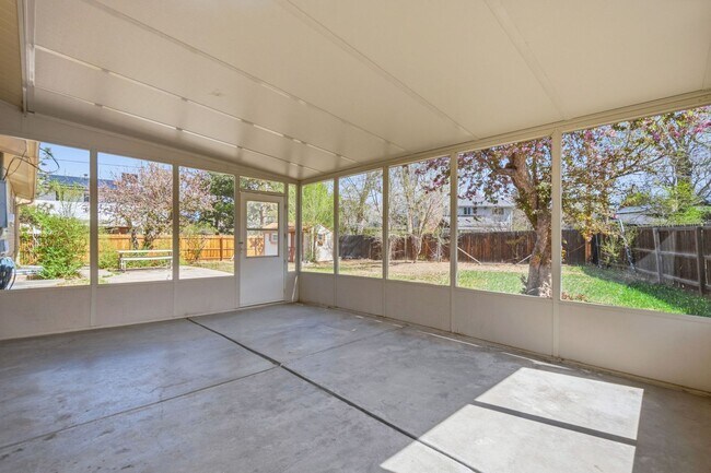 Building Photo - 4 bedroom / 2 bath / Beautifully Updated