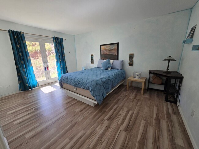 Building Photo - Furnished, 1-year long-term rental