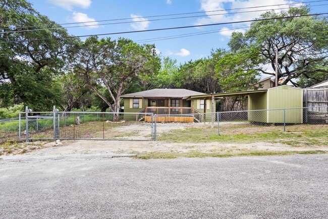 Building Photo - Move-In Ready 3-Bedroom Home in Beautiful Lakehills