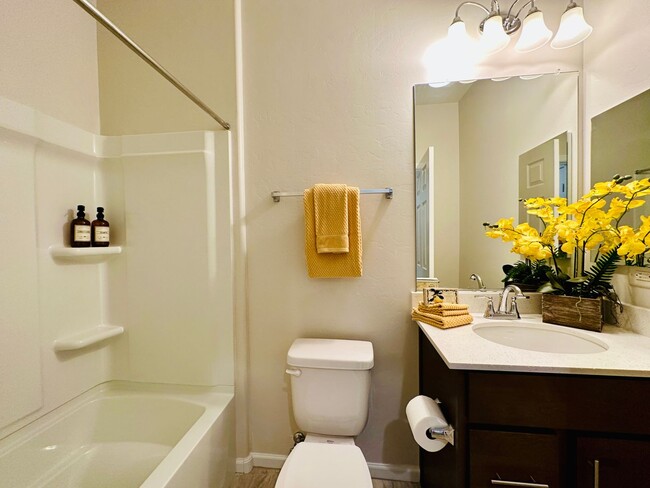 Building Photo - 2 Bedroom + Den Villa in Quail Creek Community! Must See!