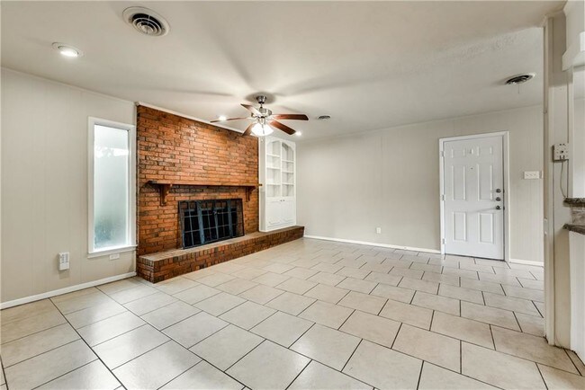 Building Photo - 1601 Larkspur Dr