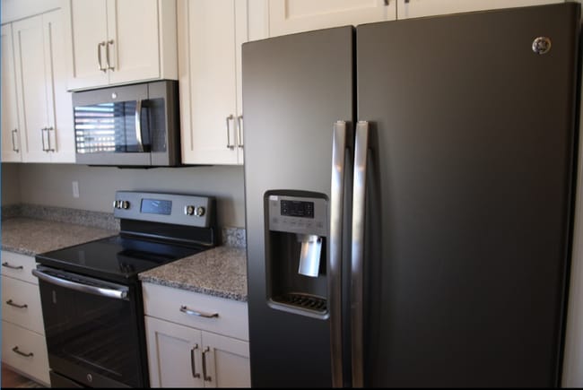 Building Photo - Blackhawk Townhome! End Unit!!