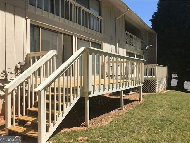 Building Photo - 2185 Palmyra Dr