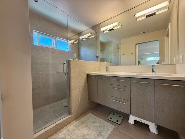 Building Photo - Luxury Furnished 4 Bedroom Home with Pool ...