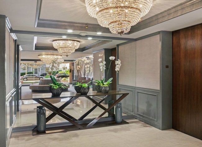 Building Photo - Elegant living in the heart of Beverly Hills