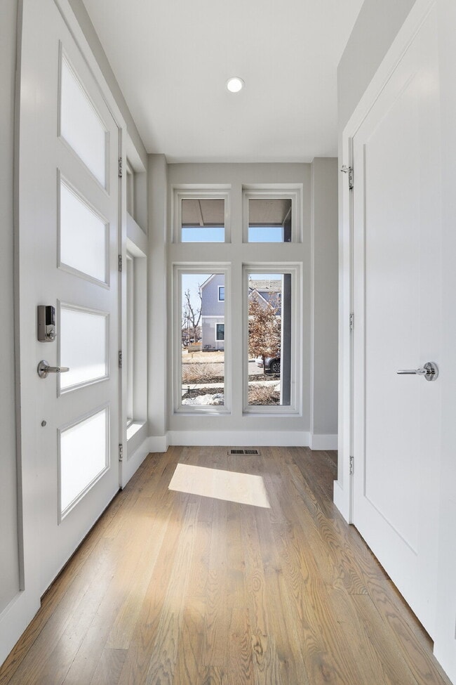 Building Photo - $5,640.95, $300 off the first month's rent, 4 Beds - 5 Bath, Townhouse in Denver with Office!