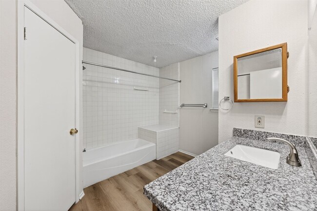 Building Photo - 12047 Plumpoint Dr