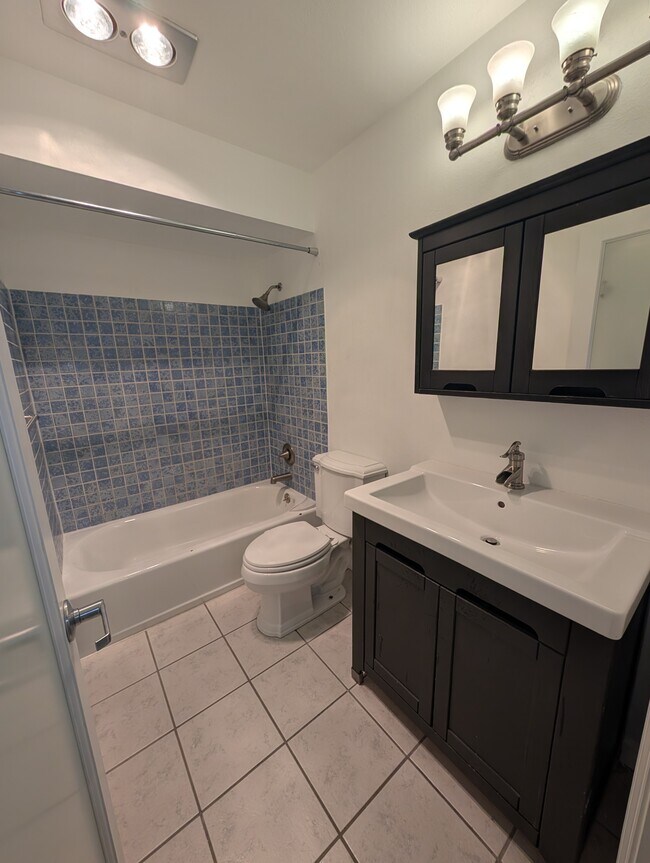 Building Photo - 2550 Thorndyke Ave W