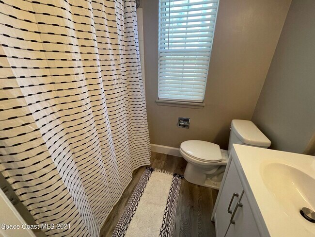 Building Photo - 4610 Lake Waterford Way