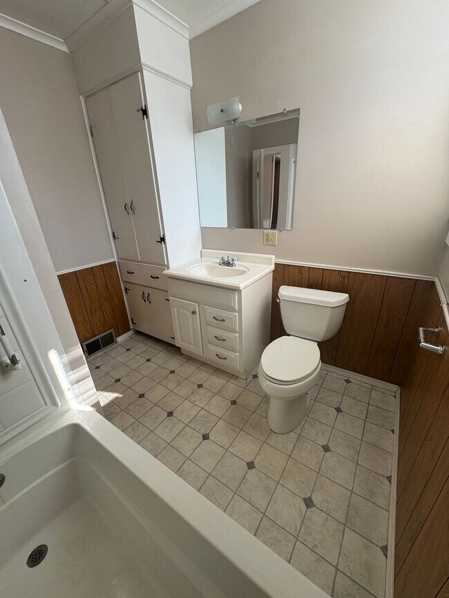 Building Photo - Beautiful 3 Bedroom 1.5 Bathroom Historic ...