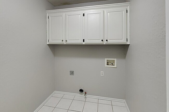 Building Photo - Very Nice 3 Bedroom 2 Bath Home in Yukon Schools