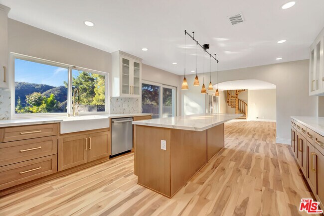 Building Photo - 16608 Park Ln Cir