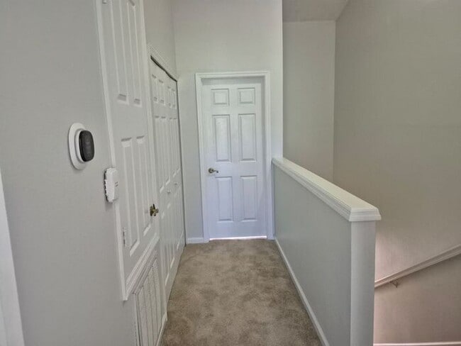 Building Photo - Large 3 bedrooms 3 Baths with a private pool