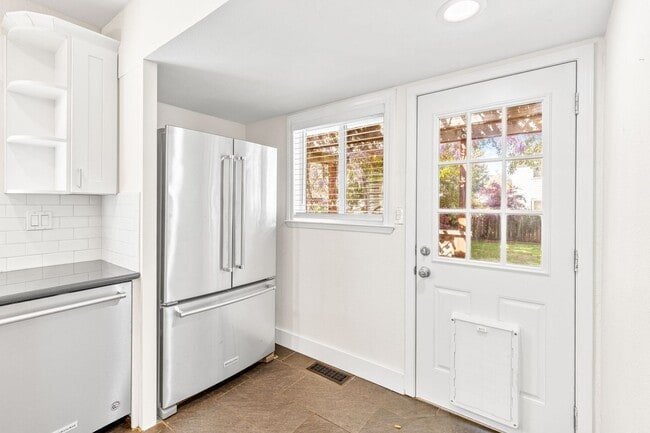 Building Photo - Charming & Spacious Single Family Home
