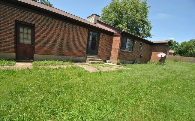 Building Photo - Available 8/1/26 - East Louisville 3 bed, 1.5 bath ranch on corner lot