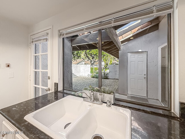 Building Photo - 655 Arroyo Oaks Dr