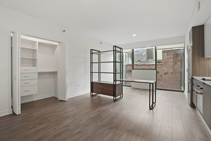 Building Photo - 220 W Hubbard St