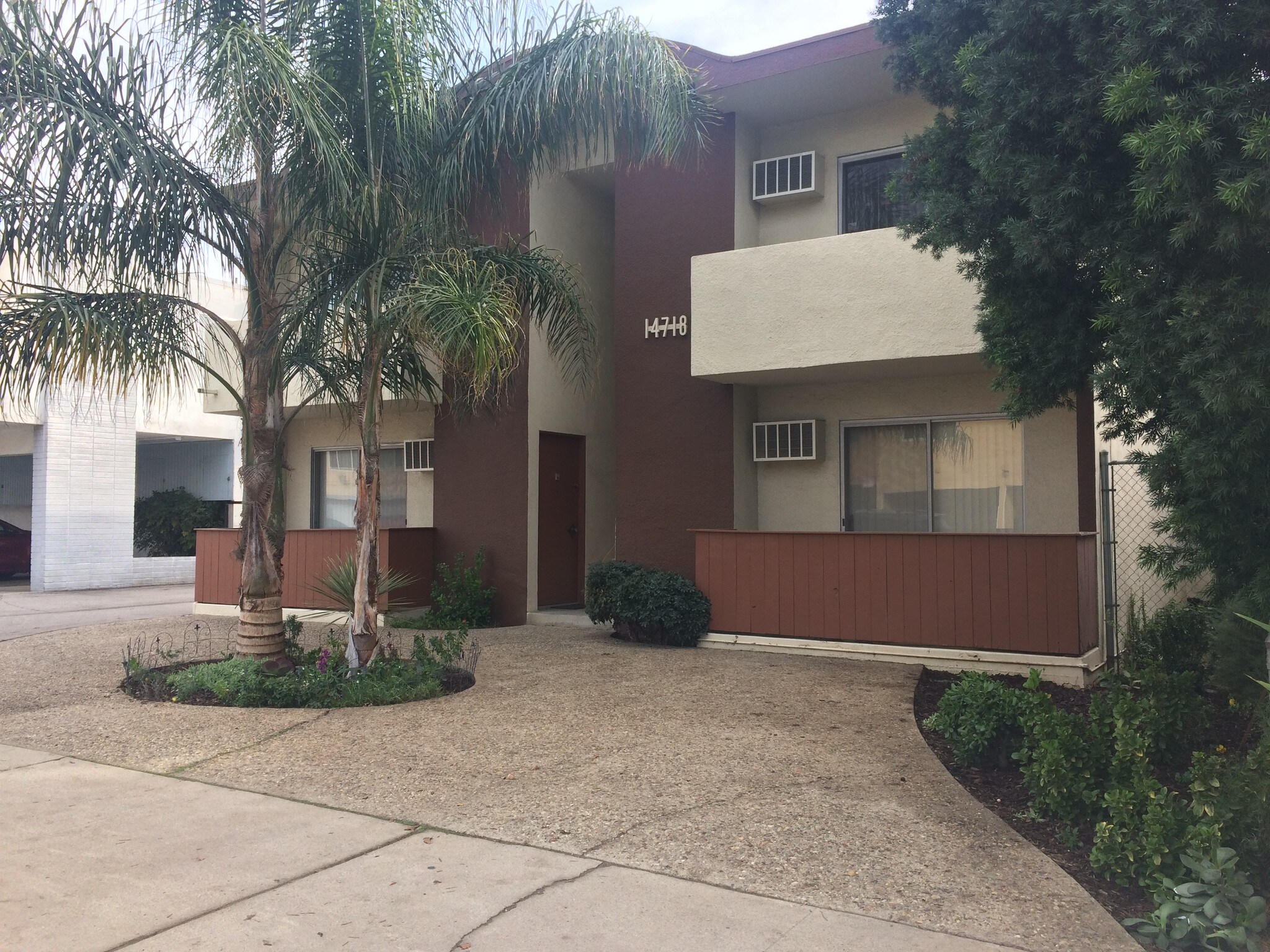 Front View - 14718 W Magnolia Blvd