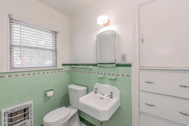 Building Photo - Charming 3 Bed, 1 Bath Cottage Near Oakhur...