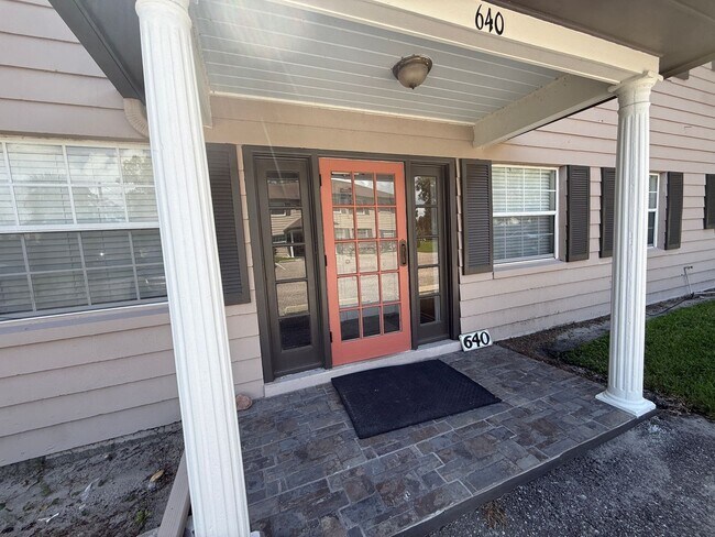 Building Photo - 640 Robinhood Dr